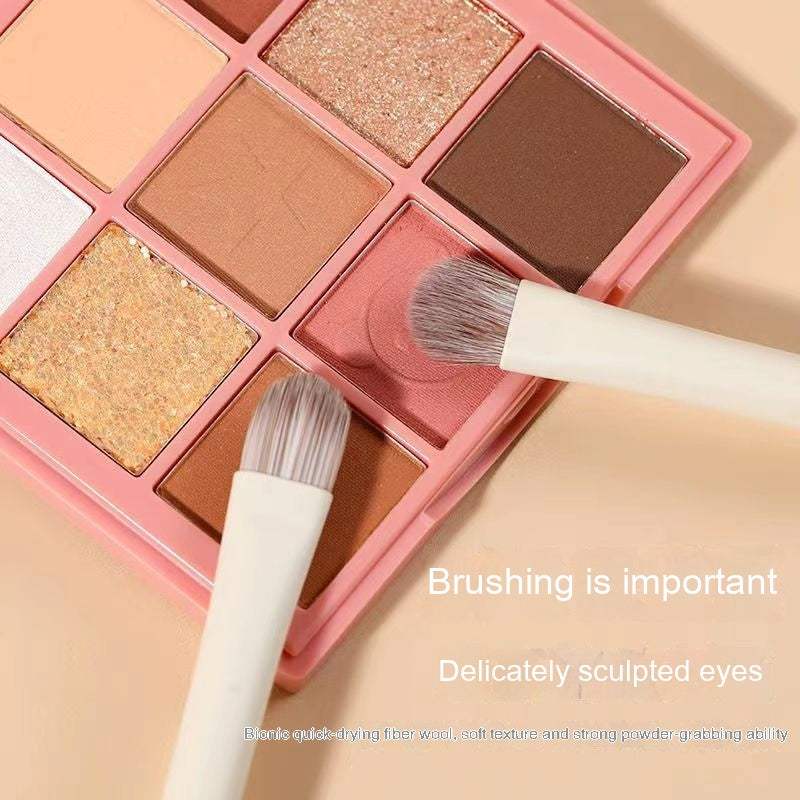 Zero make up brush suit for internet with eye shadow palette and brushes.